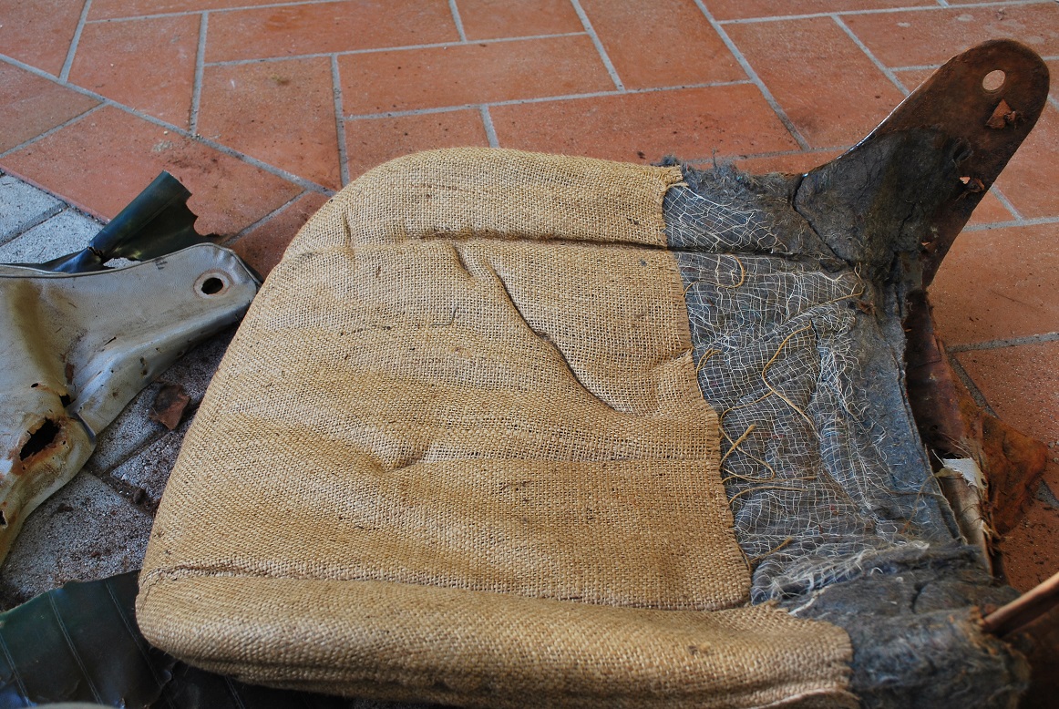 I sedili anteriori con telaio in metallo Fiat 500 C 1952-1955